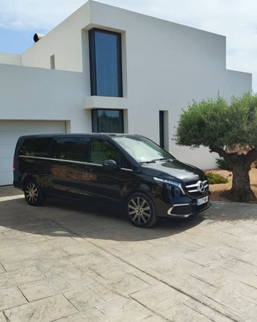 Mercedes V-Class ante una villa de arquitectura moderna ibicenca
