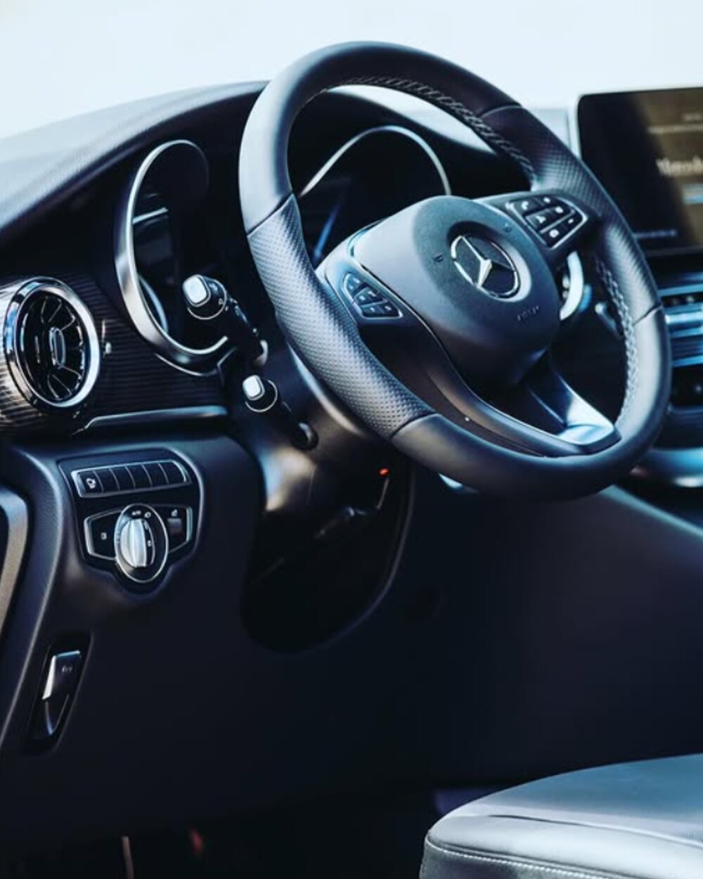 Detalle del volante y el salpicadero de un Mercedes V-Class