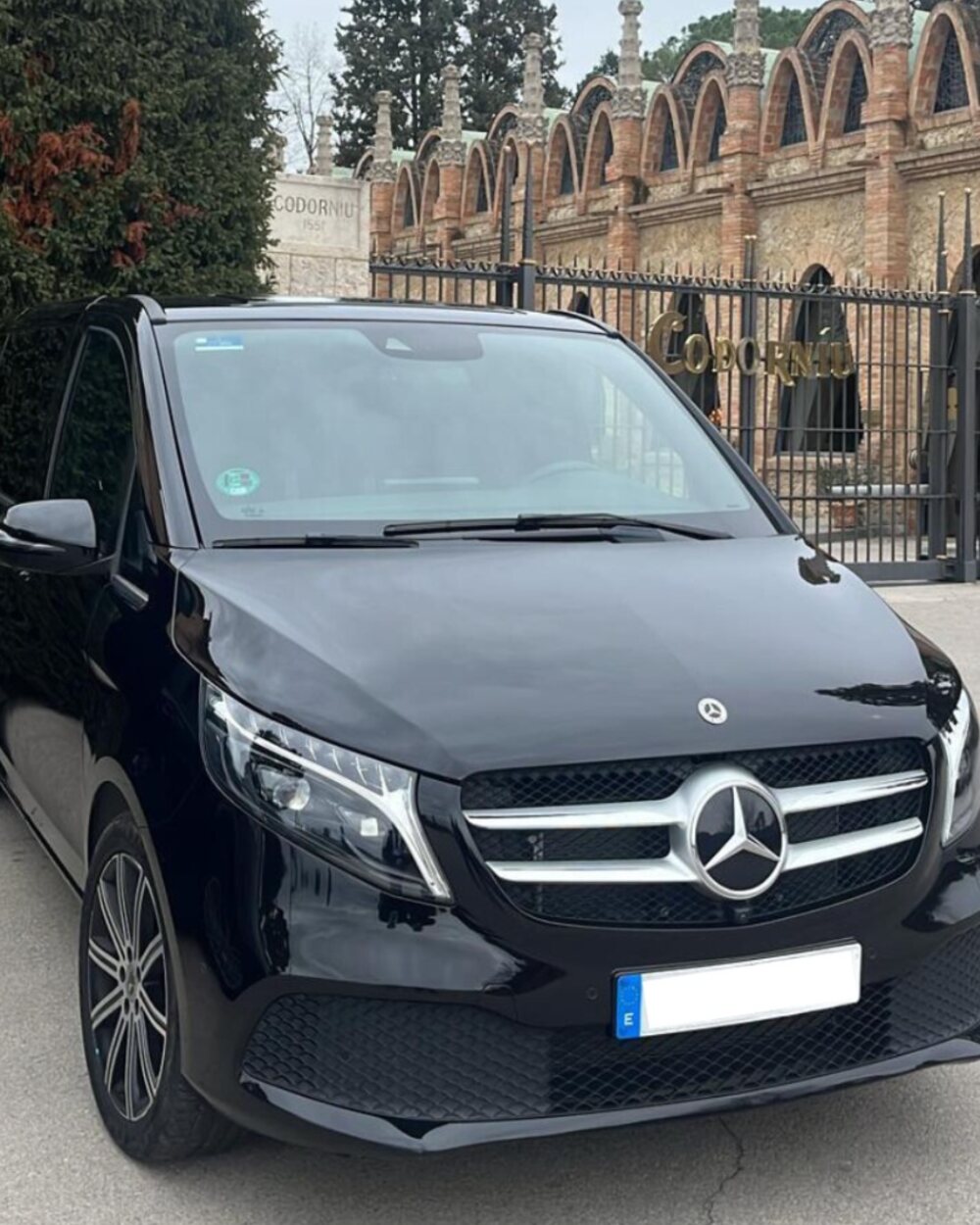 Mercedes V-Class de frente ante un edificio señorial