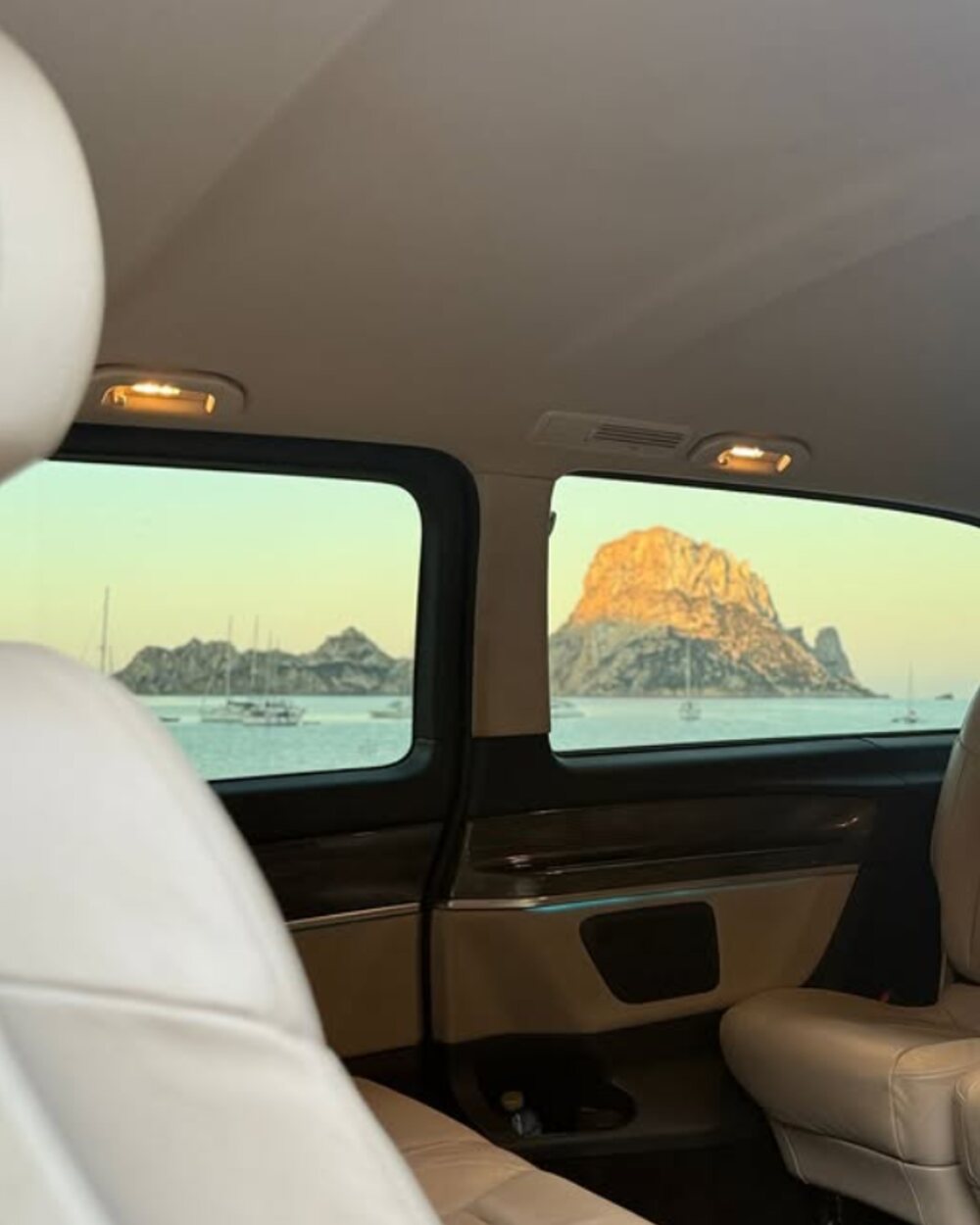 Vista de Es Vedrà desde el interior de un Mercedes V-Class