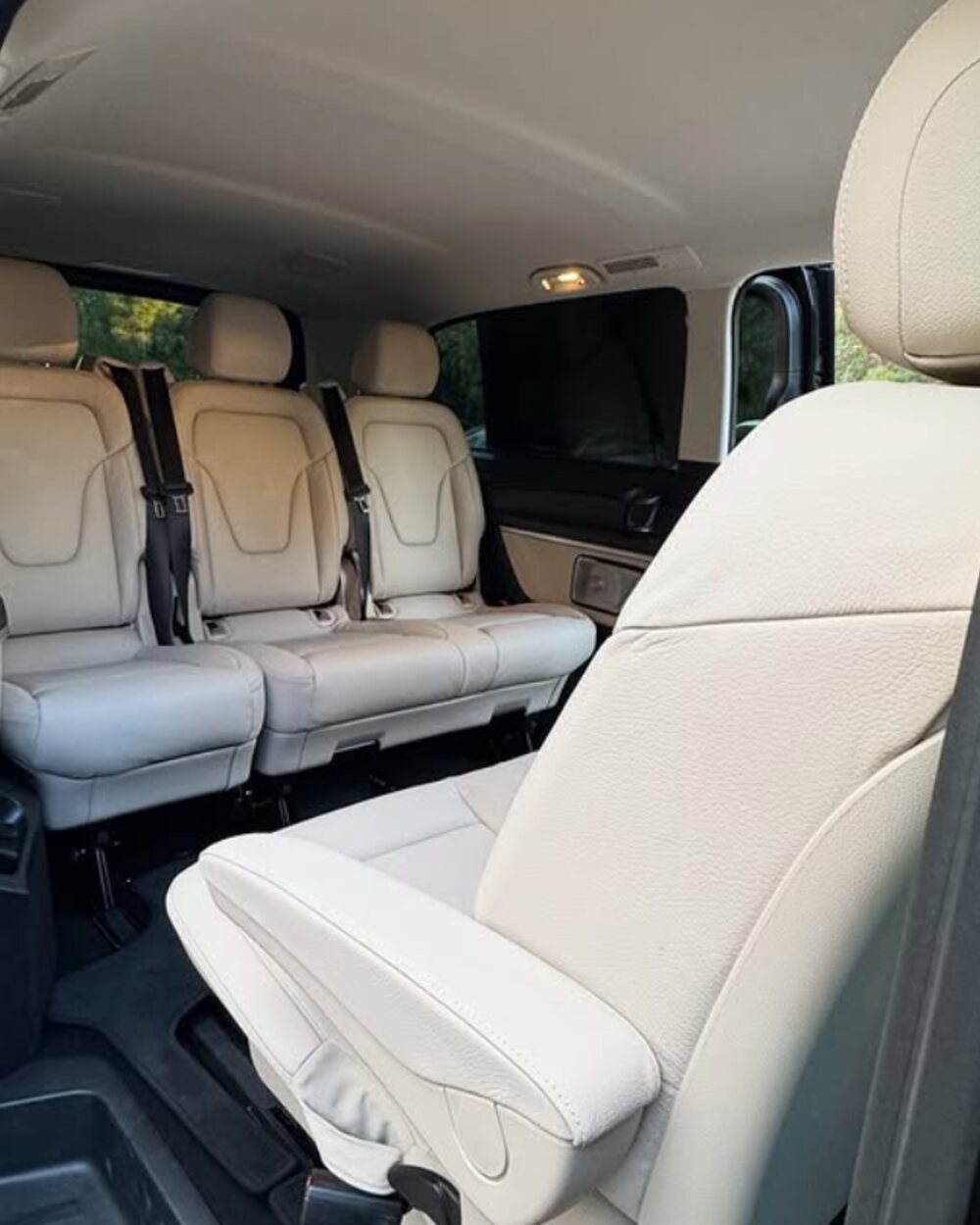Interior de un Mercedes V-Class con asientos de cuero claro
