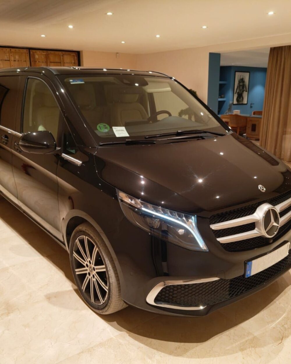 Mercedes V-Class en el acceso cubierto de una vivienda