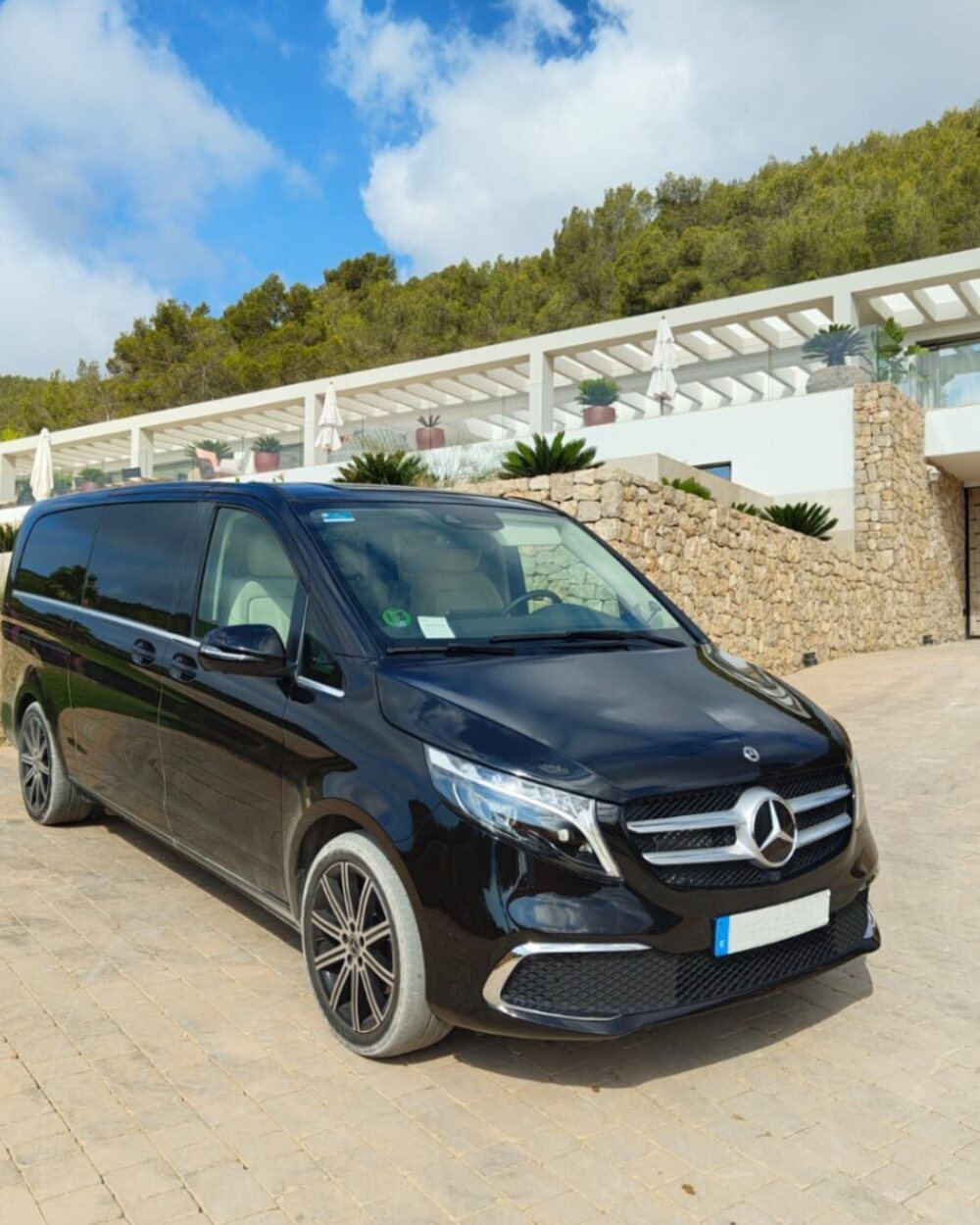 Mercedes V-Class ante una villa con pérgola en Ibiza
